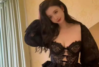 44岁张萌晒出最新换装美照，傲人身姿和曲线不愧是最美女制作人