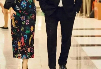 李湘与王岳伦现身北京街头被偶遇，李湘穿着大花裙子，瘦了很多！