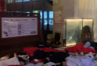泰山凌晨游客爆满，酒店大堂睡满打地铺的人