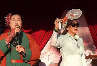 75岁刘晓庆网红王婆同台，全程冷场不愿互动