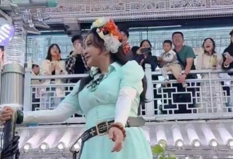 75岁刘晓庆网红王婆同台，全程冷场不愿互动
