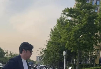 王岳伦李湘北京结伴吃饭！李湘穿花裙瘦了不少