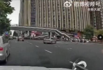成都闹区开车蓄意冲撞1死11伤 驾驶手持尖刀被逮