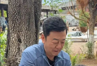 58岁郭涛街头摆摊卖菜被偶遇！带着19岁石头帮忙助农，父子互动太接地气
