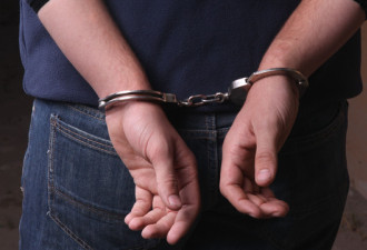 南航乘客自称行李箱里有炸弹 被警方带走