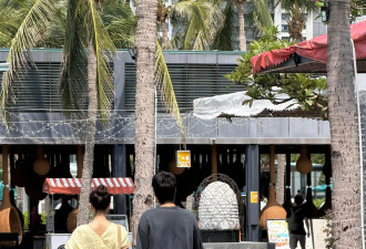 高圆圆赵又廷现身三亚街头被偶遇！夫妻俩牵手散步感情甜蜜幸福