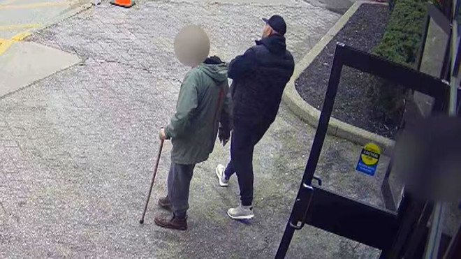 受害者在分心盗窃中被挤上番茄酱