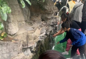 济南黑虎泉景区游客排队取水 有市民往返超3小时