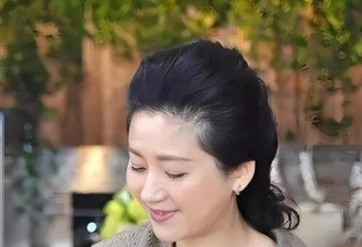 58岁王小丫现身泉州演讲，与58岁杨澜同框显年轻