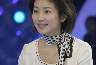 58岁王小丫现身泉州演讲，与58岁杨澜同框显年轻
