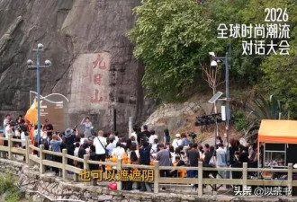 58岁王小丫现身泉州演讲，与58岁杨澜同框显年轻