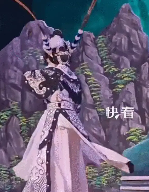 婺剧演员被花枪误伤血流不止！仍面不改色坚持完成演出