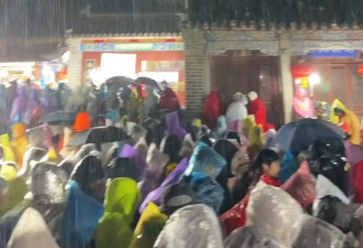 游客夜爬泰山突遇降雨大风，厕所挤满人...