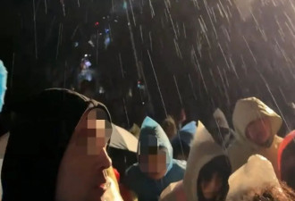 游客夜爬泰山突遇降雨大风，厕所挤满人...