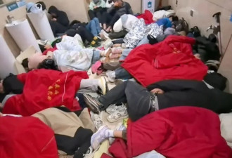游客夜爬泰山突遇降雨大风，厕所挤满人...