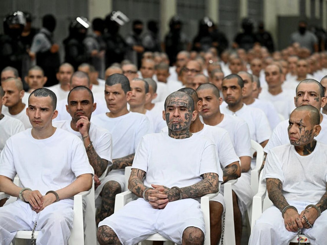 据称为 Mara Salvatrucha (MS-13) 黑帮成员的人坐在一起。