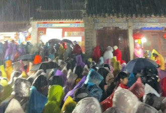 夜爬泰山遇大风雨 游客厕所过夜：尿兜旁躺满人