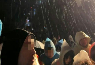 夜爬泰山遇大风雨 游客厕所过夜：尿兜旁躺满人