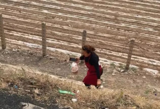五一：公路被困4小时饿到晕 老板娘翻田爬坡送来热饭