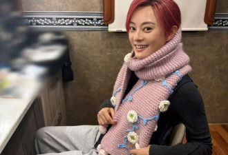 孙俪为小花庆祝12岁生日！和老公邓超一起为女儿织了条围巾当礼物