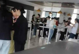 员工餐厅没椅子只能站着吃 网炸：牛马具象化了