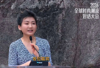 58岁王小丫泉州露面，皱纹明显却被赞冻龄，这状态你敢信？