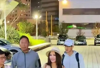 温碧霞亮相草蜢演唱会，疑似没穿内衣露尴尬点，丈夫看手机无视她
