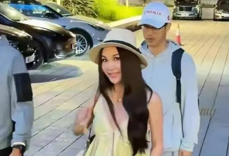 温碧霞亮相草蜢演唱会，疑似没穿内衣露尴尬点，丈夫看手机无视她