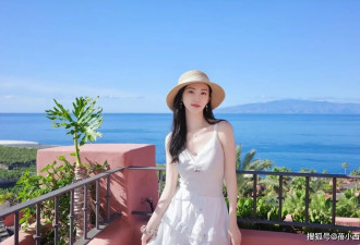 景甜在国外度假带火了夏日新穿搭：吊带+蛋糕裙+草帽，时髦又减龄