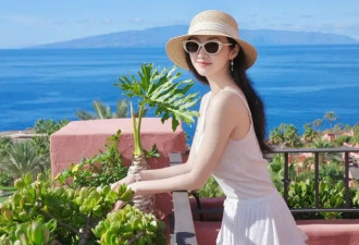 景甜在国外度假带火了夏日新穿搭：吊带+蛋糕裙+草帽，时髦又减龄