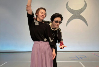 王濛在浪姐舞台“放大招”！首次穿粉色半身长裙子搭运动鞋反差大