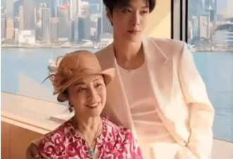 范丞丞嘟嘴亲吻71岁妈妈，生图状态看呆网友