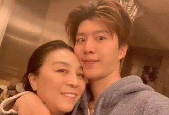 范丞丞嘟嘴亲吻71岁妈妈，生图状态看呆网友
