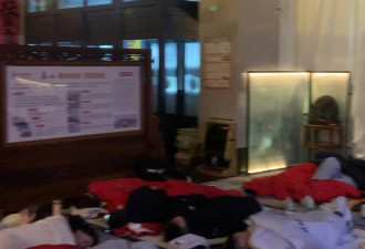 五一夜爬泰山逼爆 酒店大堂地铺100元/人 蜜雪冰城凌晨坐满人