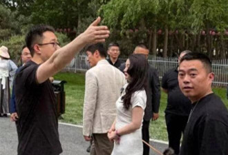 霍思燕和老公在北京公园遛狗被偶遇，身材有点胖