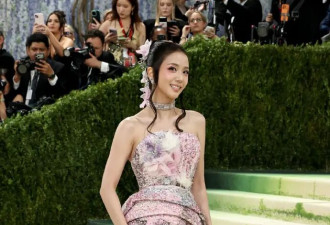 BLACKPINK全员亮相metgala红毯，成首个达成全员登毯成就KPOP女团
