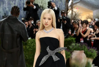 BLACKPINK全员亮相metgala红毯，成首个达成全员登毯成就KPOP女团