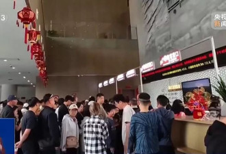 游客凌晨5点排队买不到票，黄牛却能买到售罄票