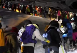 万人深夜“组团攻打”四姑娘山导致“堵人”？