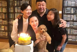 王晶71岁生日家庭照曝光，70岁老婆罕露面