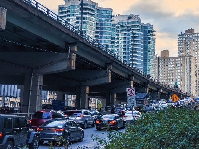 多伦多市中心高速公路入口，汽车堵成长龙。
