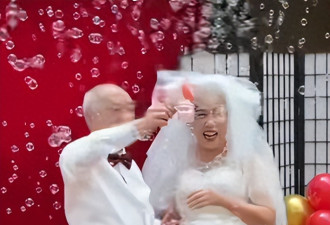 103岁老人“闪婚”，告诫年轻人不要在乎钱！