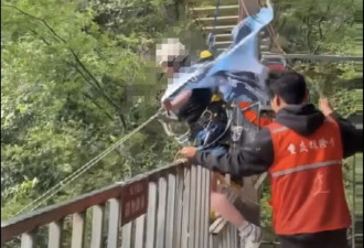 女子景区坐悬崖秋千高坠 此前反复提醒“绳子没拴紧”
