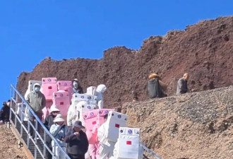 五一假期 大批“宇航员”排队打卡内蒙乌兰哈达火山