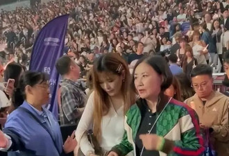 汪明荃看演唱会需人搀扶 网民担心其健康 和罗家英穿名牌情侣装