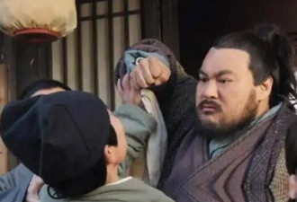 他把“张飞”演成傻子，无戏可拍11年