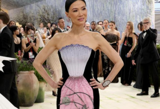 邓文迪带俩女儿惊艳晚宴 三人瘦成闪电
