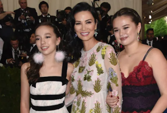 邓文迪带俩女儿惊艳晚宴 三人瘦成闪电