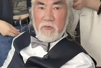 张纪中一头白发自带大侠气场，年逾古稀当众拥吻庆妻生日，浪漫不输年轻人