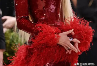 58岁妮可·基德曼离婚后红毯首秀，携17岁爱女亮相艳惊四座